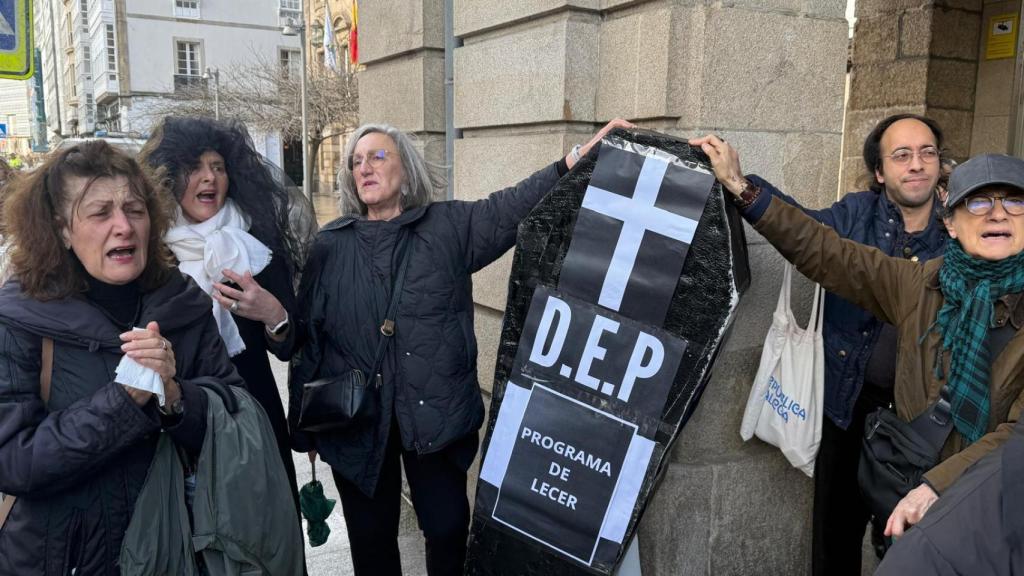 La protesta recreó un entierro al estilo del tradicional entierro de la sardina