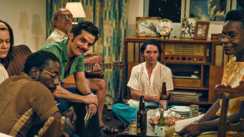 Wagner Moura, rodeado de varios intérpretes, en 'El agente secreto'