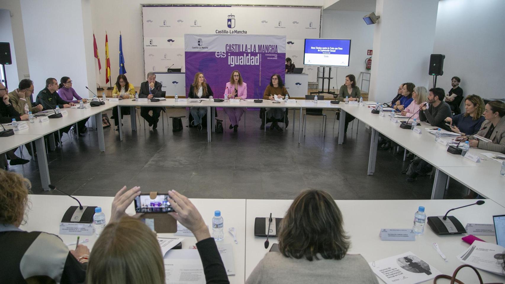 La consejera de Igualdad, Sara Simón, ha presidido la Mesa Técnica contra la Trata con Fines de Explotación Sexual, en la sede del Archivo Regional de Castilla-La Mancha.