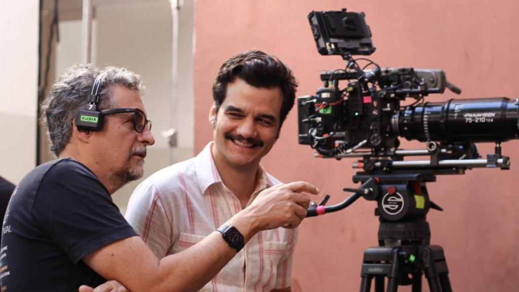 Kleber Mendonça Filho y Wagner Moura, durante el rodaje de 'El agente secreto'. Foto: Elastica Films