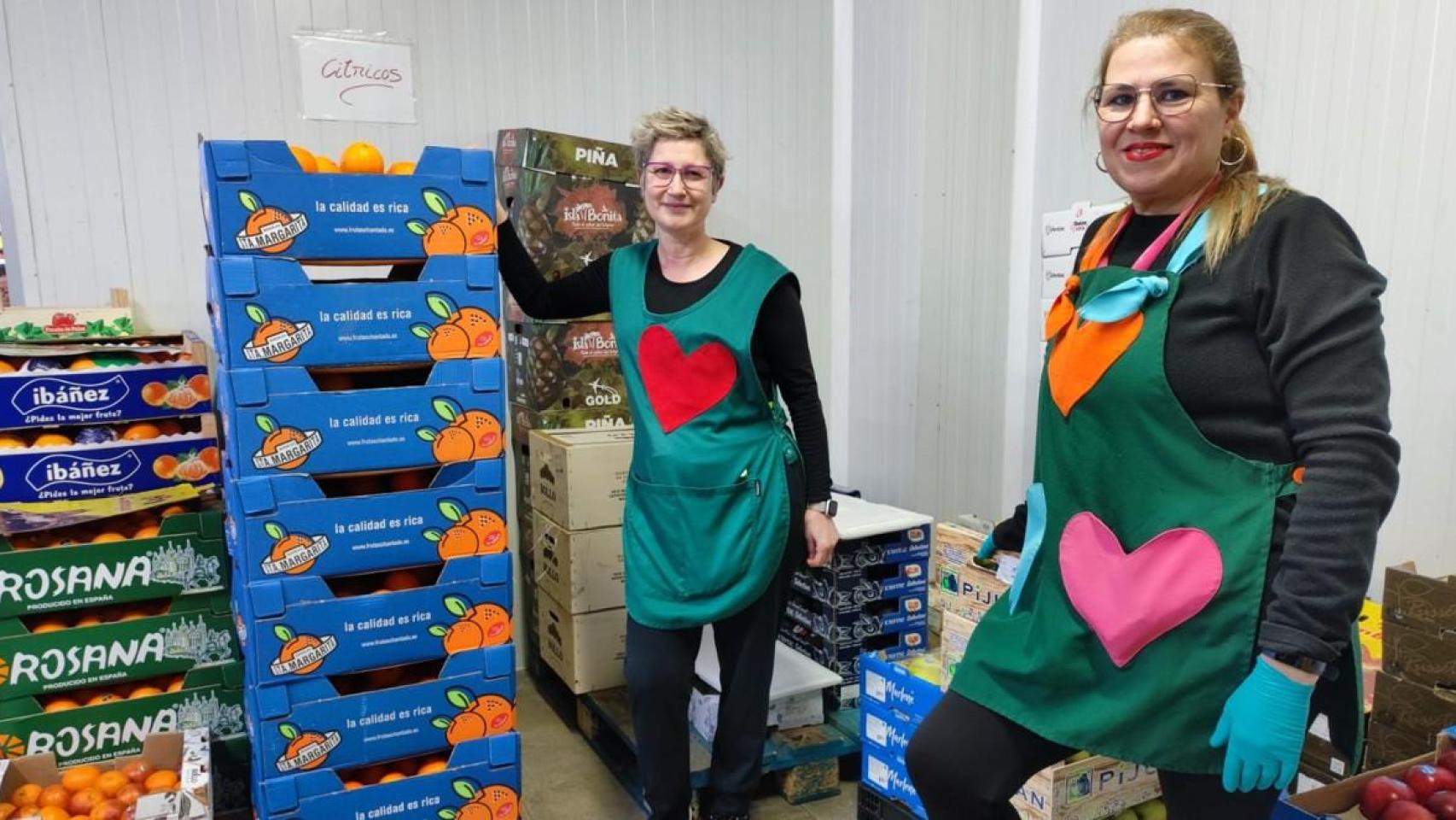 Maite López, a la izquierda, con una empleada en el almacén de la frutería Edelmiro de A Coruña.