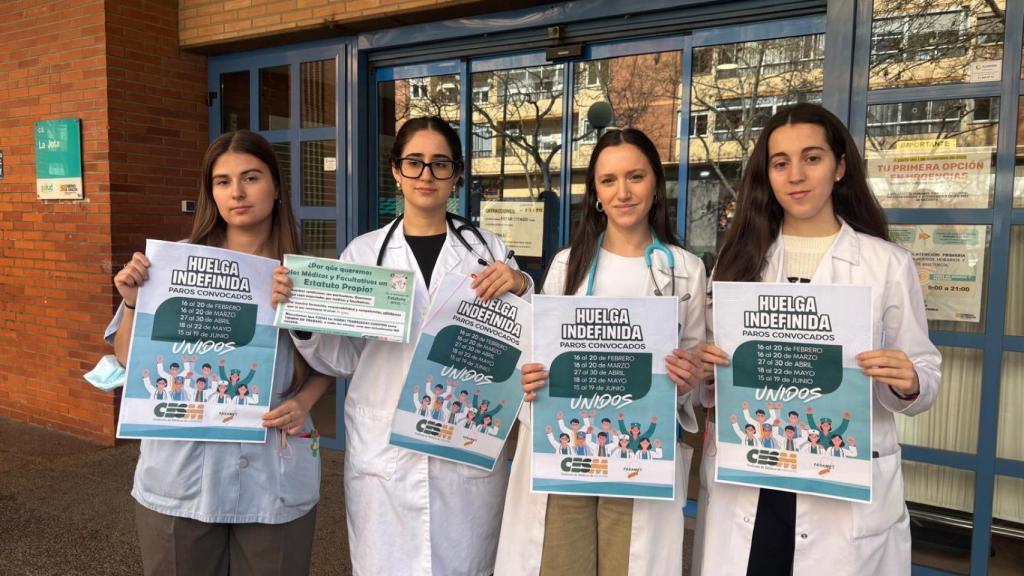 Enide Díaz, Daniela Morlanes, Lucía Tamparillas y Rebeca Suñén, estudiantes de medicina en huelga