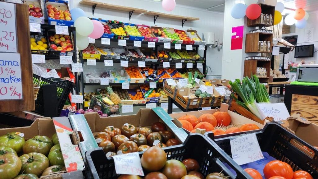 Frutas y legumbres expuestas en la tienda Edelmiro.