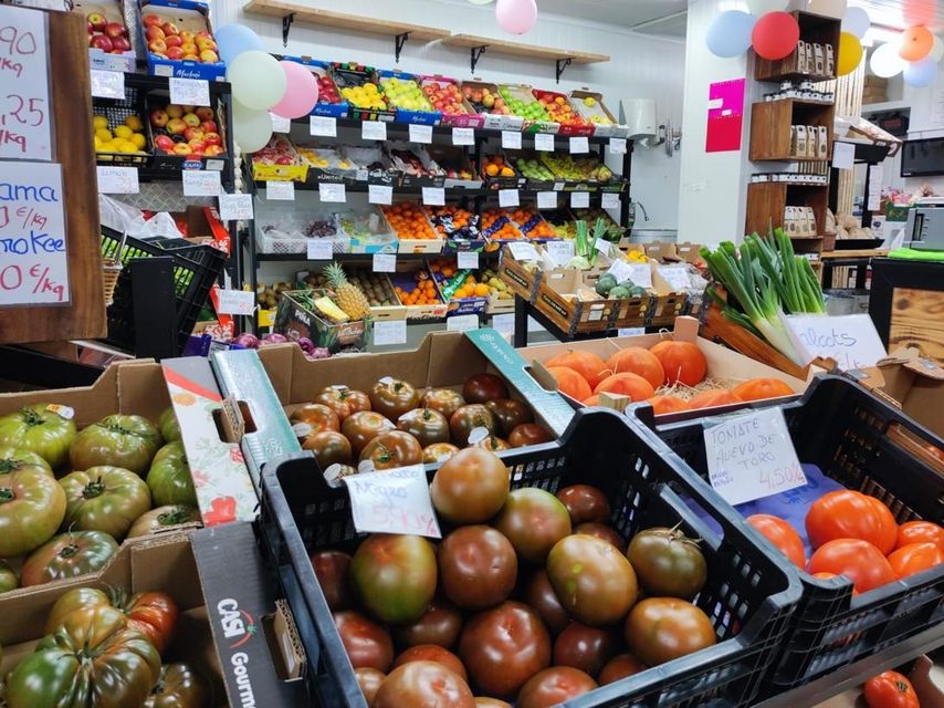 Frutas y legumbres expuestas en la tienda Edelmiro.