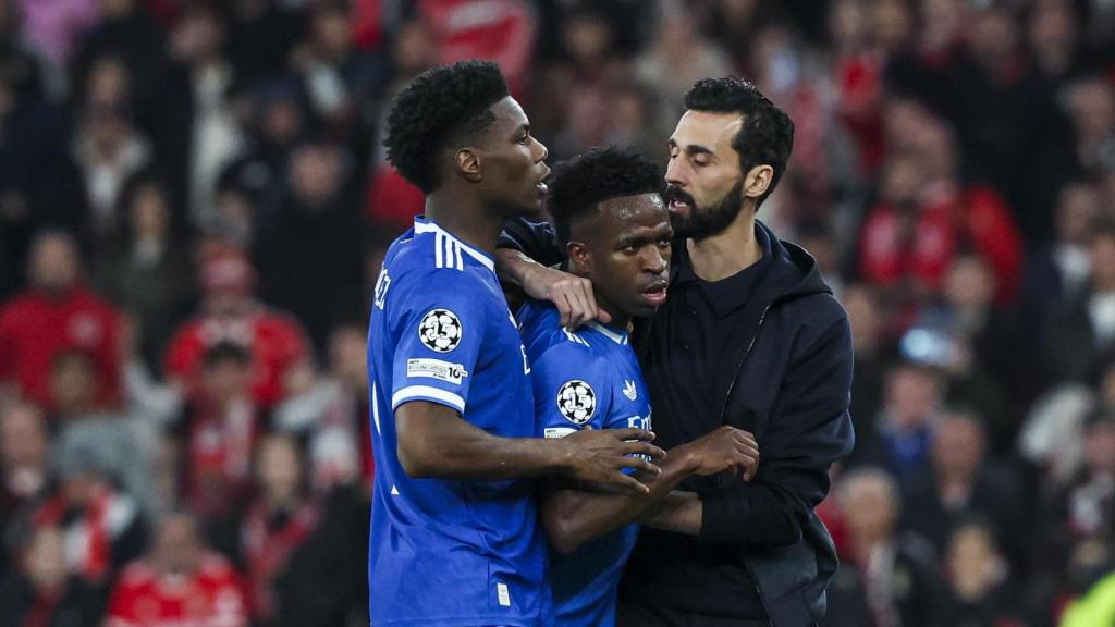 Vinicius abandona el terreno de juego tras denunciar racismo durante el Benfica - Real Madrid