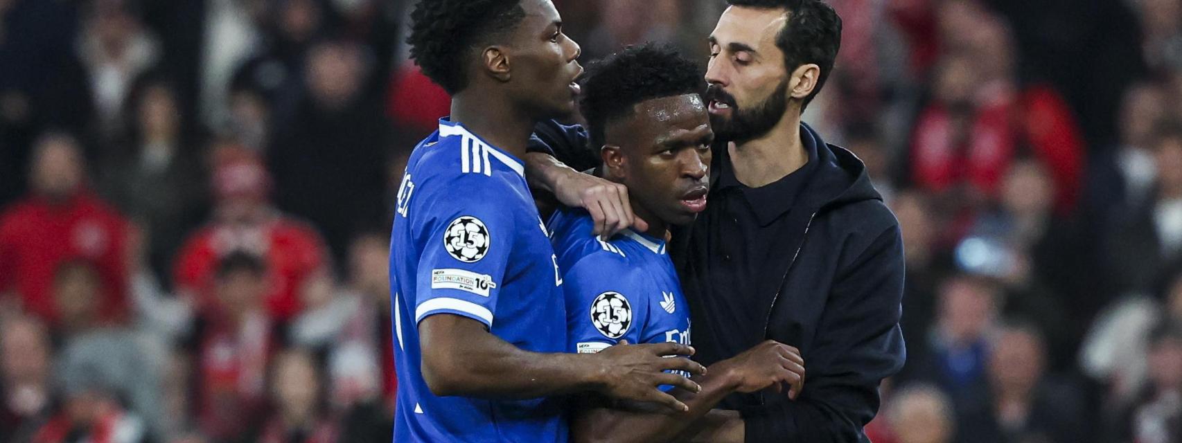 Vinicius abandona el terreno de juego tras denunciar racismo durante el Benfica - Real Madrid