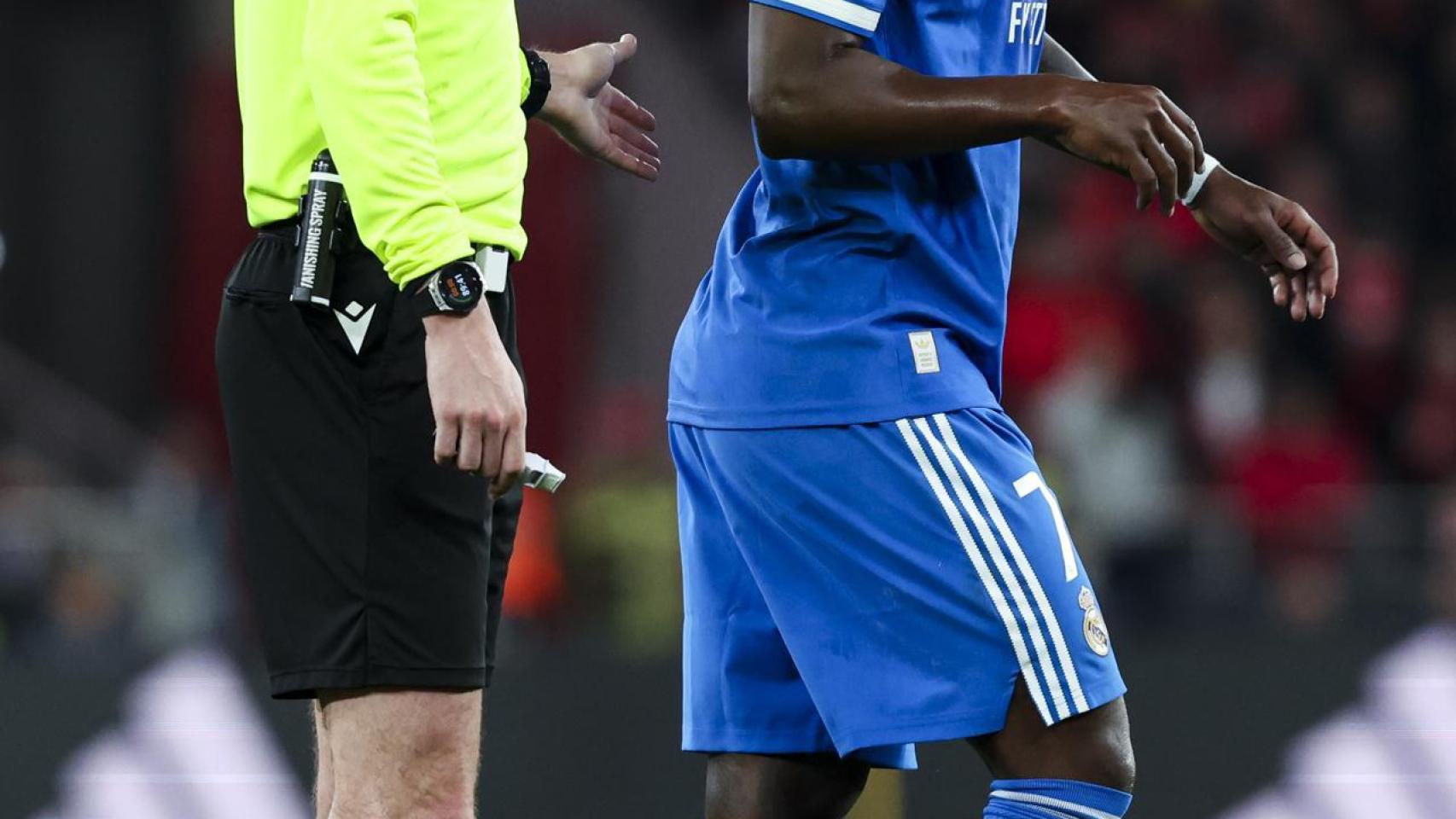 Vinicius discutiendo con el árbitro Letexier durante el Benfica - Real Madrid