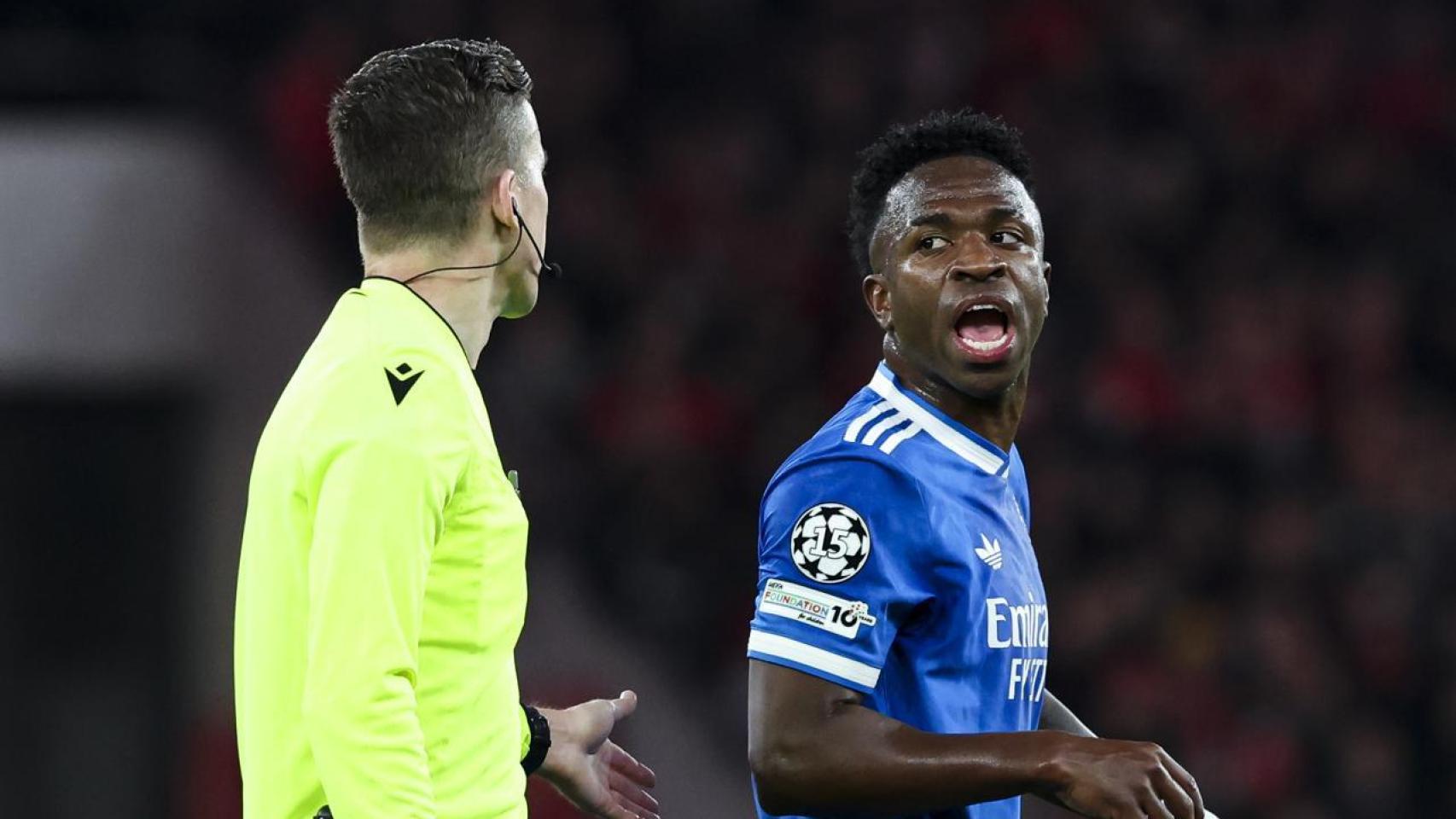 Vinicius discutiendo con el árbitro Letexier durante el Benfica - Real Madrid