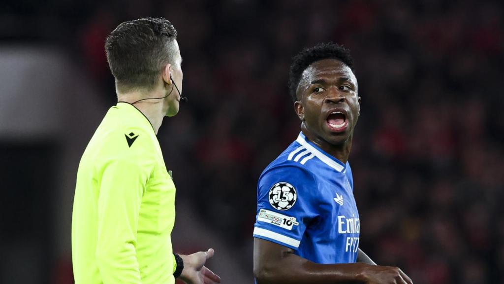 Vinicius discutiendo con el árbitro Letexier durante el Benfica - Real Madrid