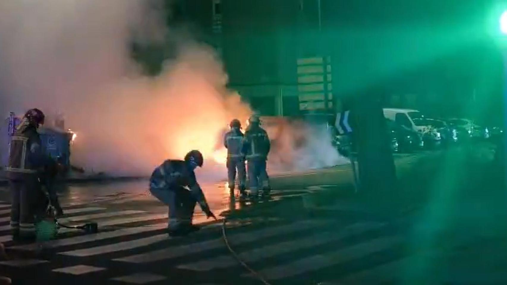 Los bomberos sofocan el incendio en el barrio Huerta del Rey