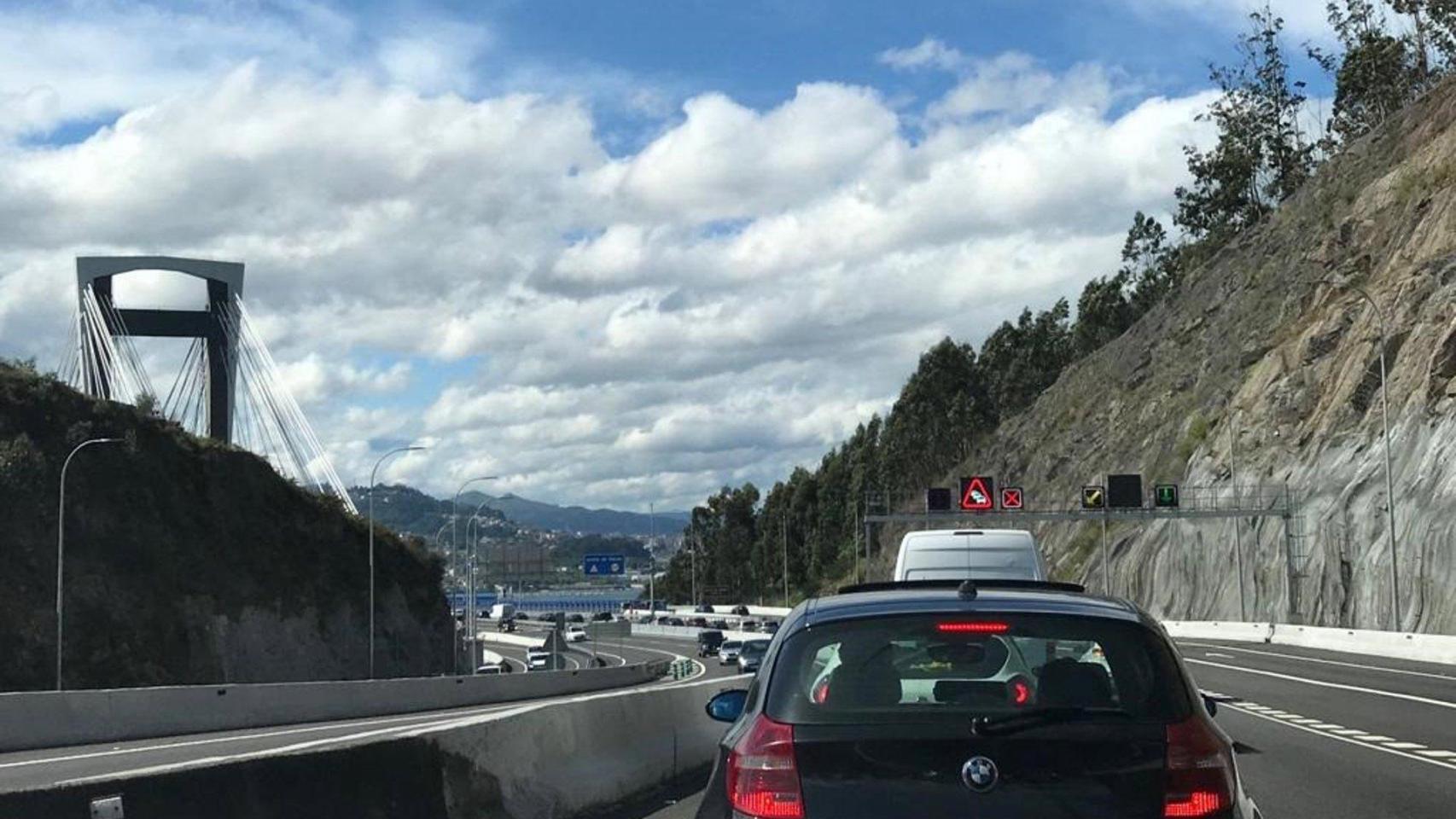 Autopista AP-9, en la entrada al puente de Rande, procedente de Pontevedra
