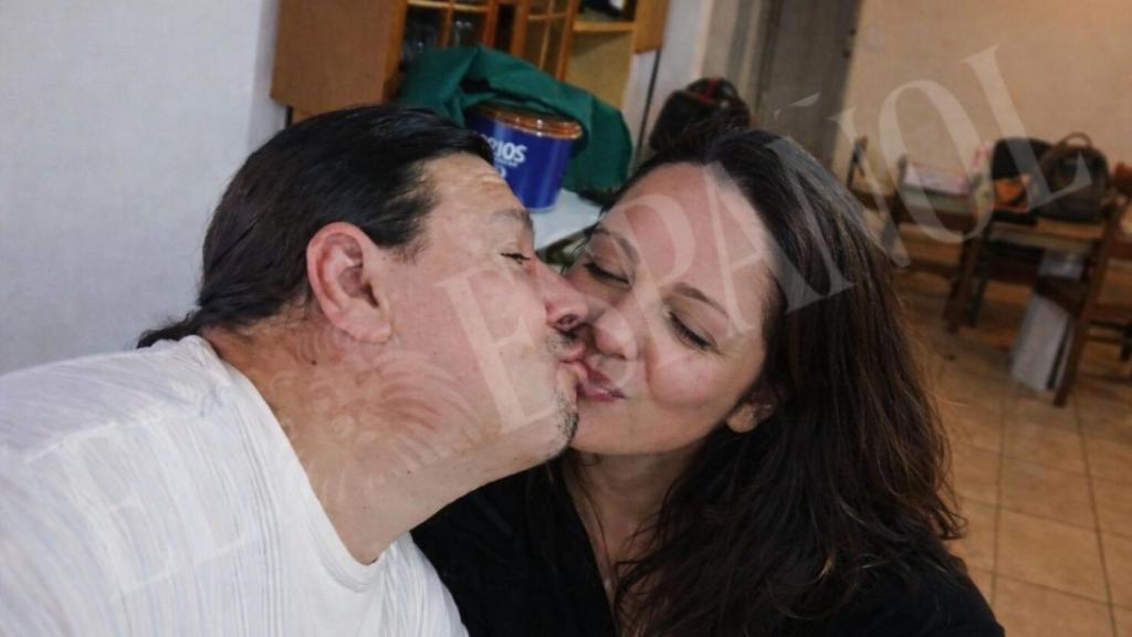 Alberto 'El Coletas', besando a Salma, en una celebración familiar.