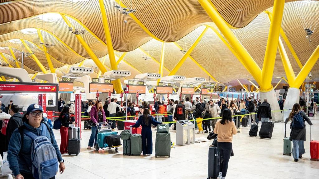 Viajeros en el Aeropuerto Adolfo Suárez Madrid-Barajas, a 19 de diciembre de 2025, en Madrid (España).