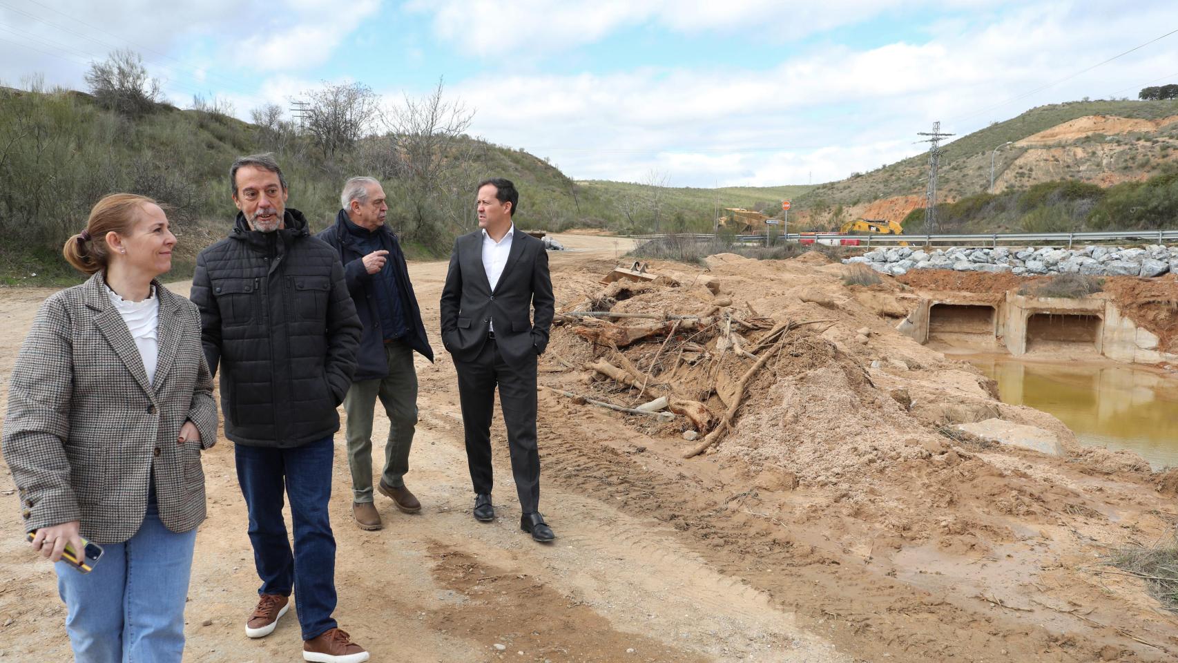 El alcalde de Toledo, Carlos Velázquez, ha visitado este miércoles los trabajos de emergencia realizados por el Ayuntamiento tras el temporal de lluvias.