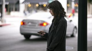 Imagen de archivo de una mujer esperando un taxi