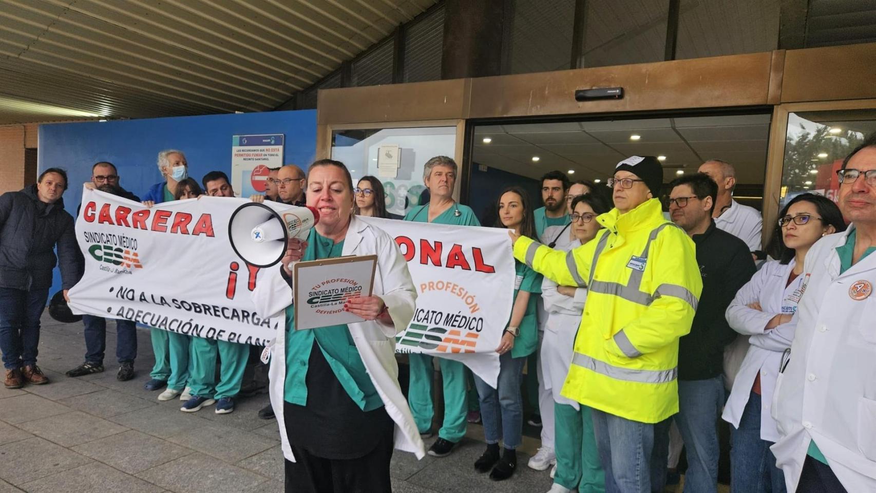 Concentración del Sindicato Médico a las puertas del Hospital de Guadalajara.
