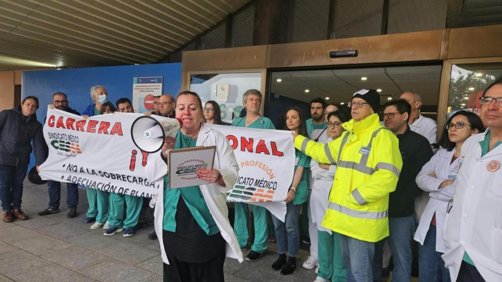 Concentración del Sindicato Médico a las puertas del Hospital de Guadalajara.