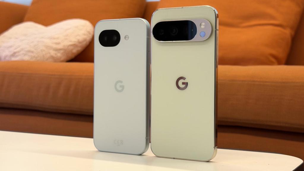 Pixel 10a (izq.) y Pixel 10 Pro (der)