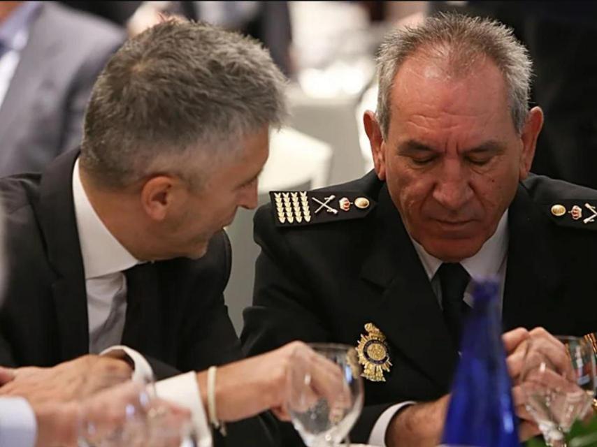 El ministro Marlaska junto al DAO en un acto.