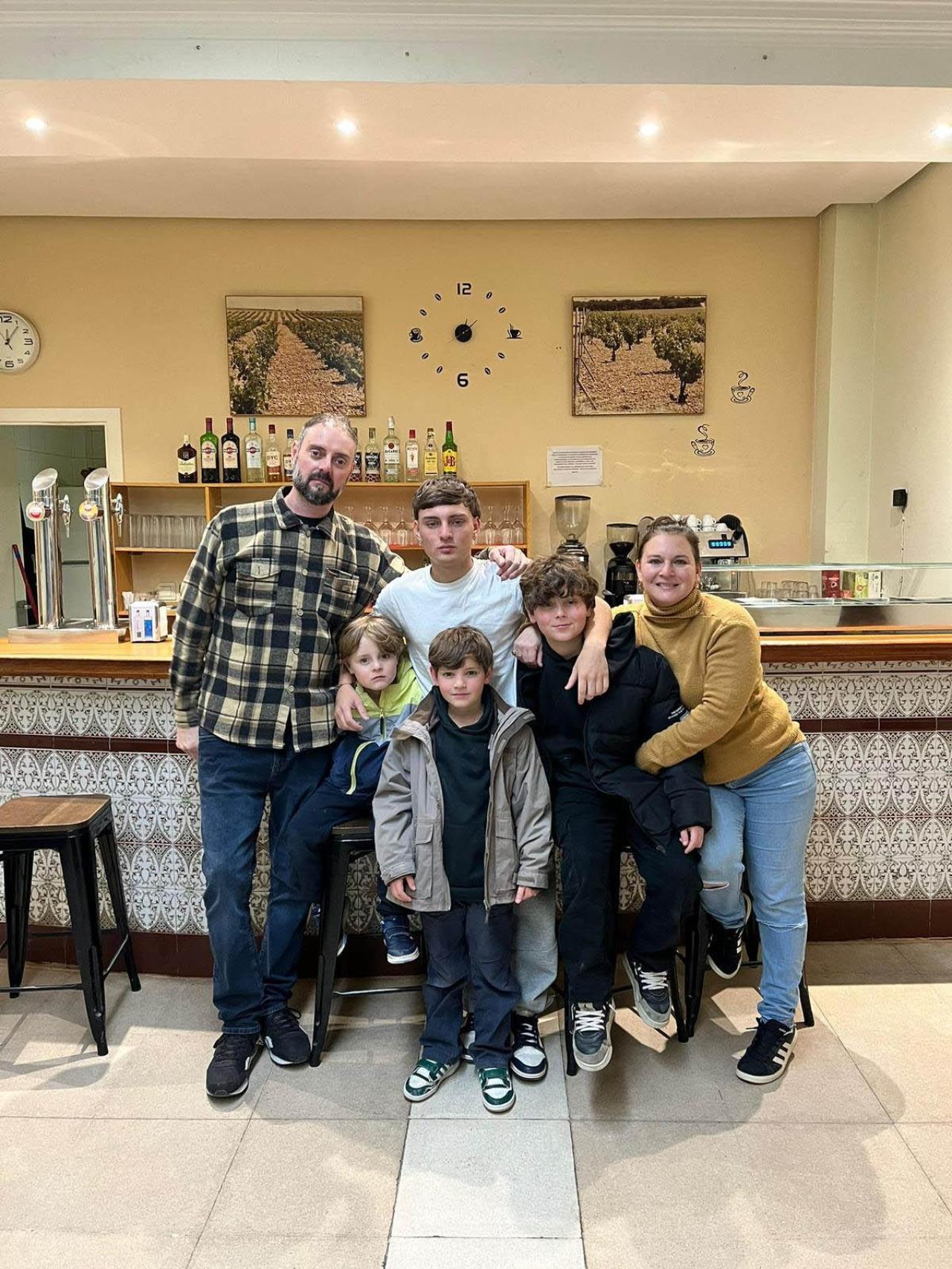 Imagen de la familia argentina en el bar.