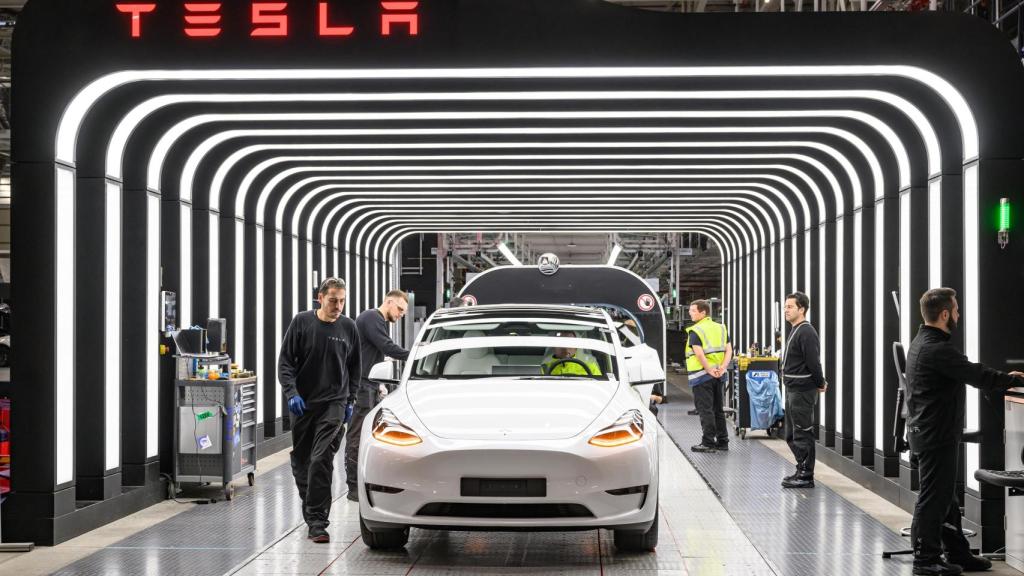 Línea de montaje del Tesla Model Y en la gigafactoría de Berlín (Alemania)
