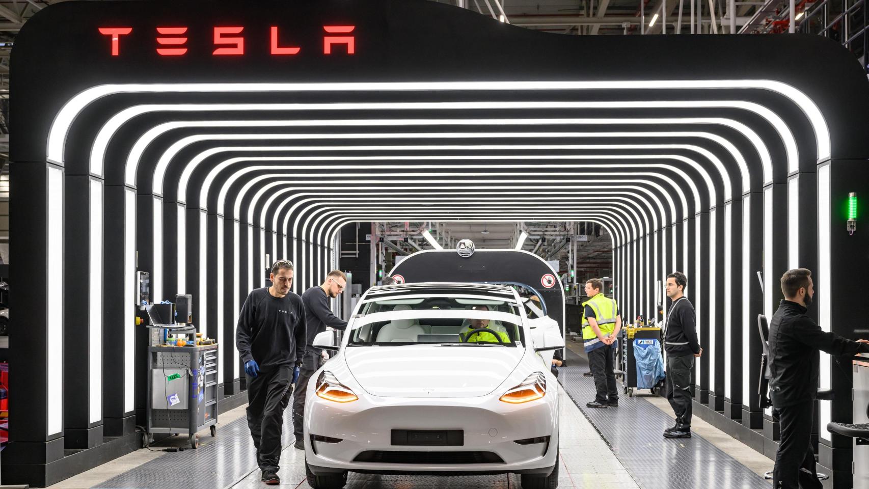 Línea de montaje del Tesla Model Y en la gigafactoría de Berlín (Alemania)