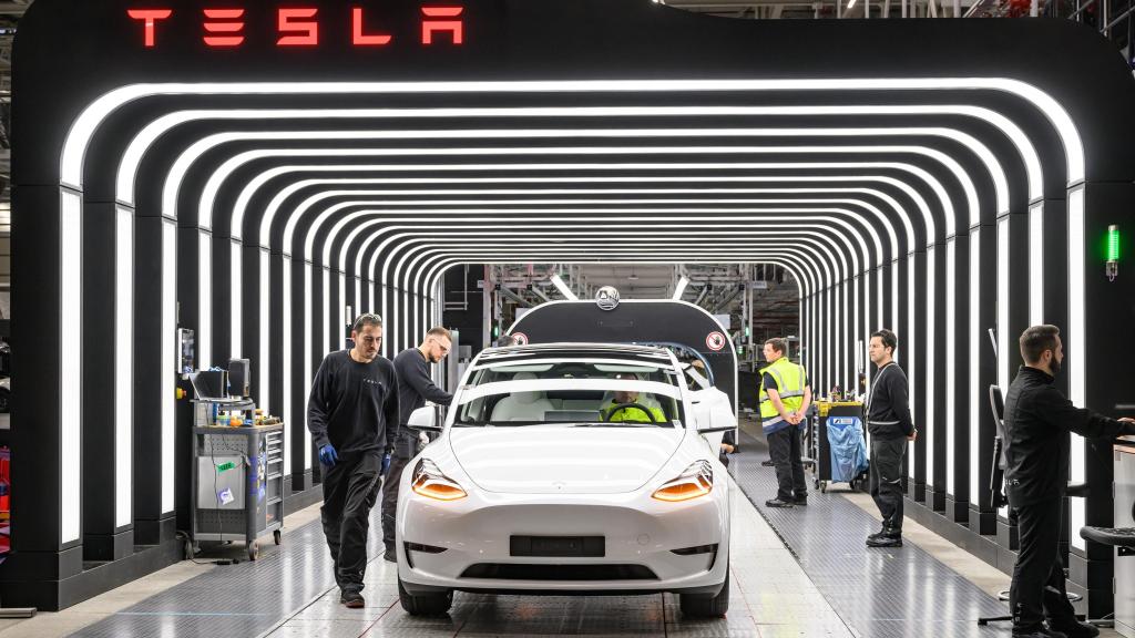 Línea de montaje del Tesla Model Y en la gigafactoría de Berlín (Alemania)
