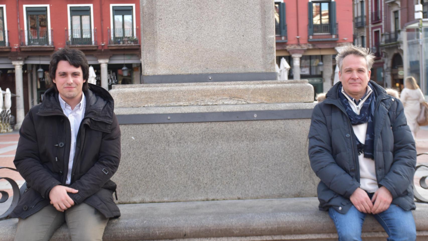Santiago Hernández de la Fuente (23 años, estudiante de máster) y Manuel Martinez Redondo (52 años, autónomo), posan en la Plaza Mayor de Valladolid