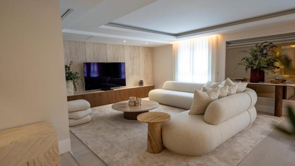 El salón con sofá tapizado de Georgina Rodríguez en Madrid.