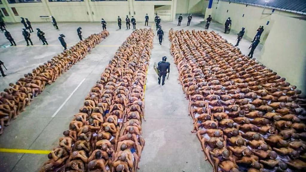 Imagen de archivo en la que se ve a cientos de detenidos semidesnudos en el Centro de Confinamiento del Terrorismo (Cecot) de Bukele.