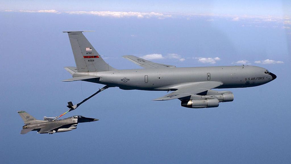 Un KC-135E Stratotanker repostando a un F-16C en septiembre del 2023.