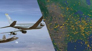 A la derecha, un mapa de Flightradar24. A la izquierda, un F-135R Stratotanker abasteciendo a un F-22 Raptor..
