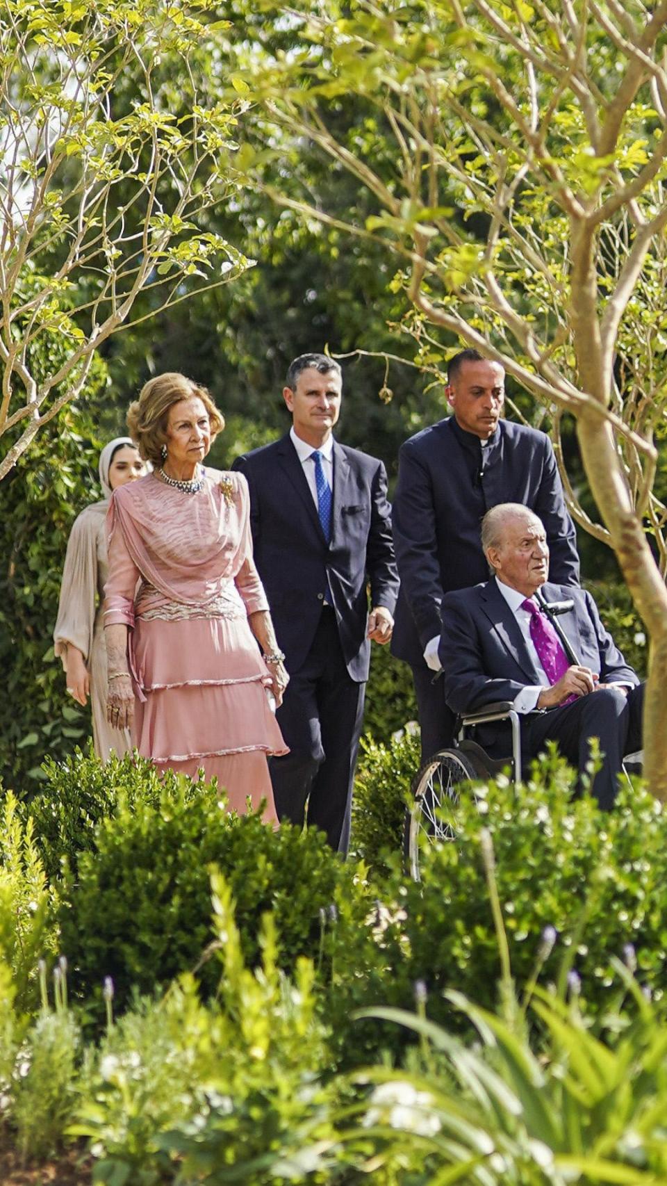 Juan Carlos, en silla de ruedas en 2023, en la boda del príncipe heredero Hussein de Jordania y Rajwa.