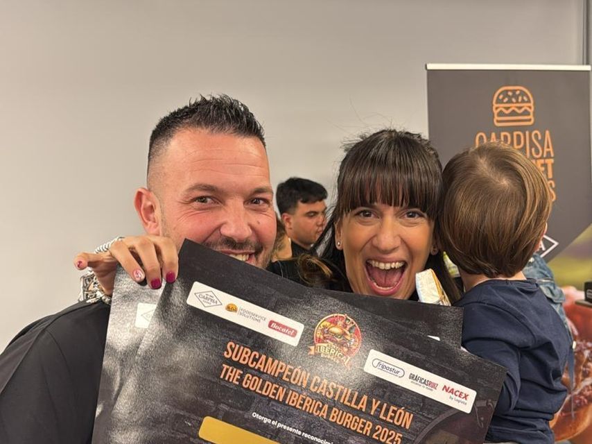 Jaime y Laura con el título de segunda mejor hamburgesa de CyL