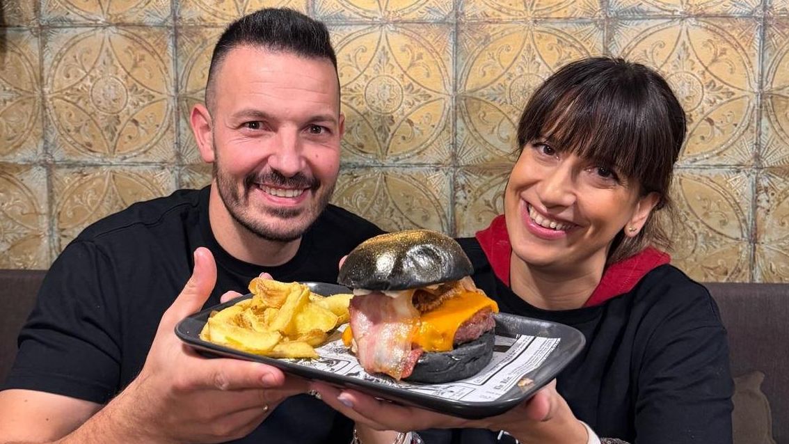 Jaime y Laura posan con una hamburguesa, una de las especialidades de la casa