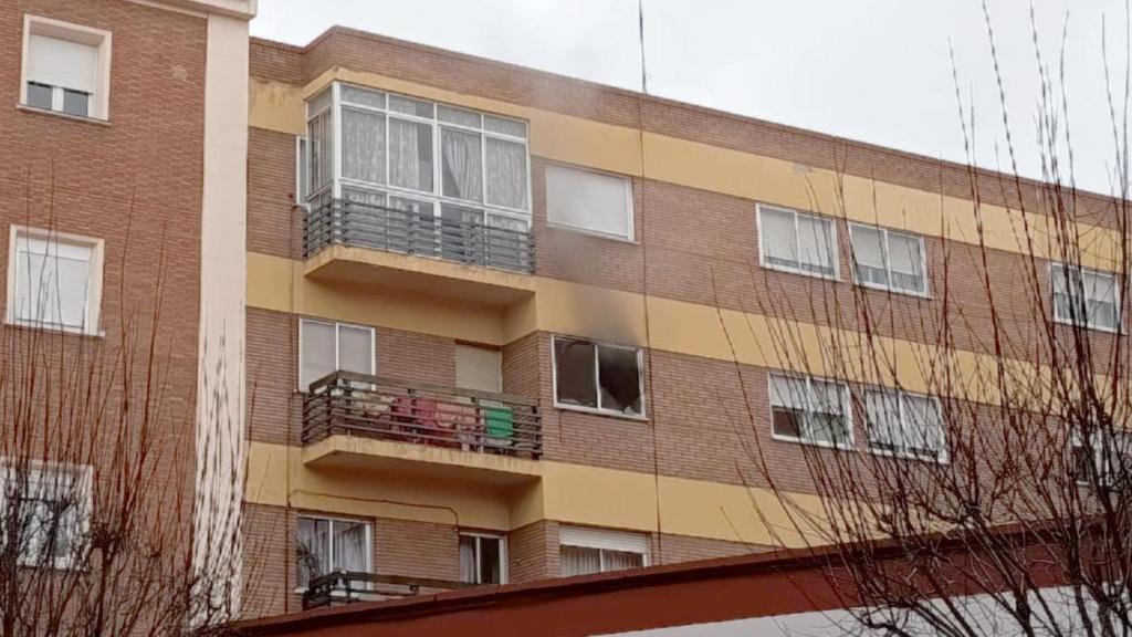 Imagen de las marcas del incendio en la calle Jardines en Valladolid