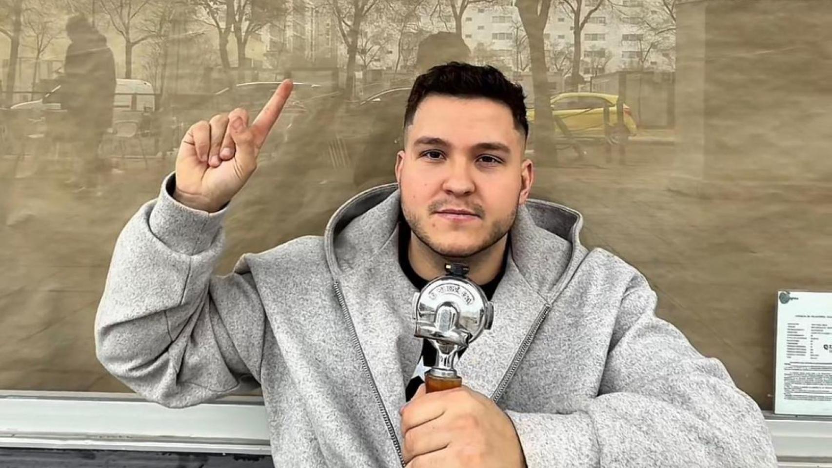 Marcos Jiman, en el exterior de su cafetería.