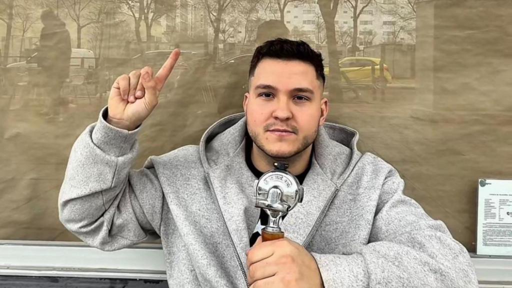 Marcos Jiman, en el exterior de su cafetería.