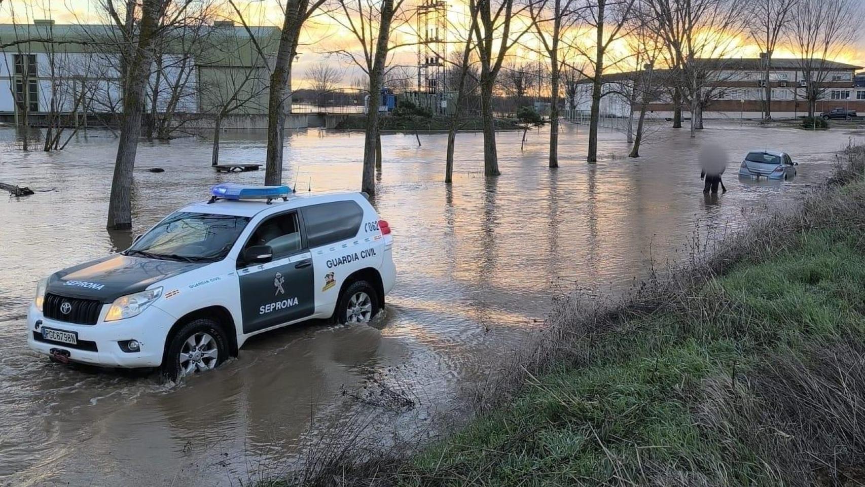 El Seprona rescata a un conductor atrapado por la crecida del Duero en Zamora