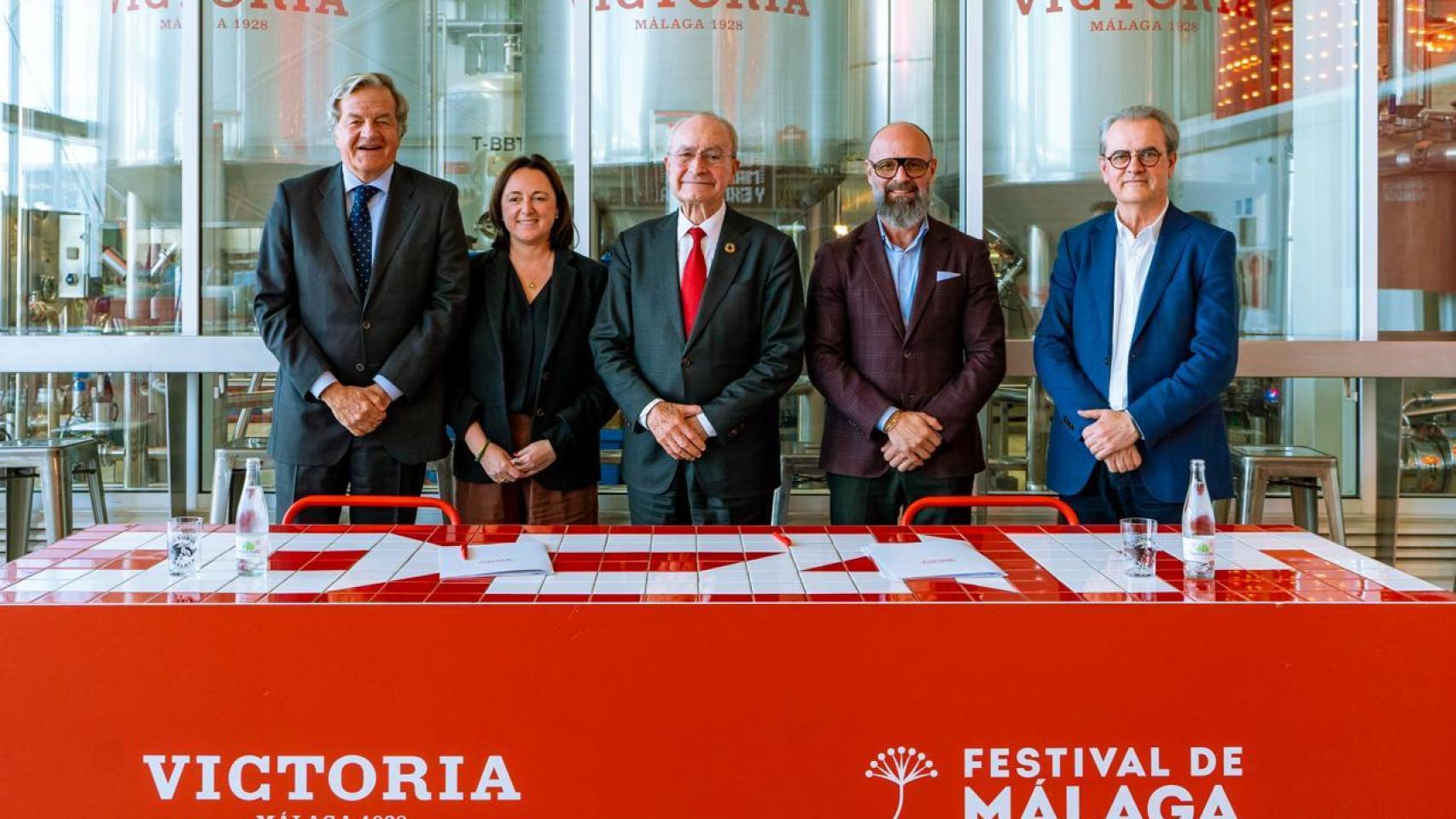 El director general de Damm, Jorge Villavecchia; la concejala de Cultura, Mariana Pineda; el alcalde de Málaga, Francisco de la Torre; el responsable de Relaciones Institucionales de Cervezas Victoria, Sergio Ragel, y el director del festival, Juan Antonio Vigar.
