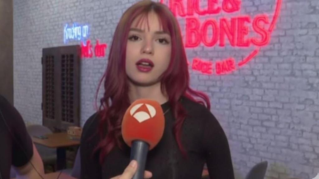 Abril, trabajadora en hostelería.