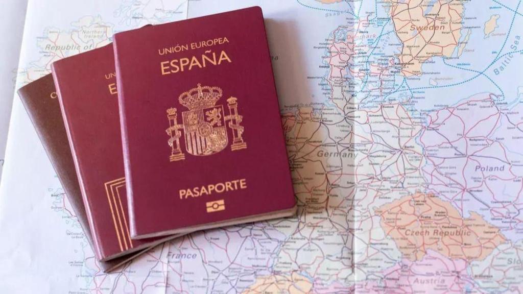pasaporte y mapa