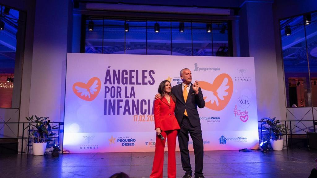 Cristina Delgado presidenta de WIR y el experto en branding Andy Stalman durante el evento