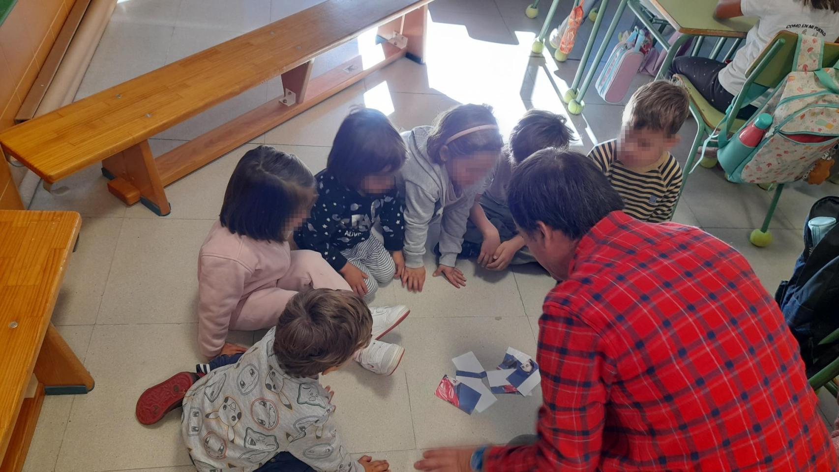 Unos menores junto a un profesor atienden a una actividad relacionada con la igualdad en un pueblo de Segovia