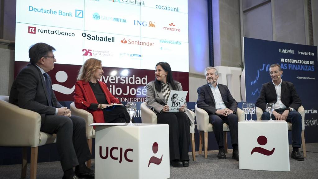 Mónica Melle, profesora titular de Economía Financiera de la Universidad Complutense de Madrid; Ignacio Pla, secretario general de la Asociación Nacional de Establecimientos Financieros de Crédito (ASNEF); Fernando Zunzunegui, coordinador de Regulación de EFPA España; Arturo Mac Dowell González, presidente de la Asociación Española de Fintech e Insurtech (AEFI) David Morales.