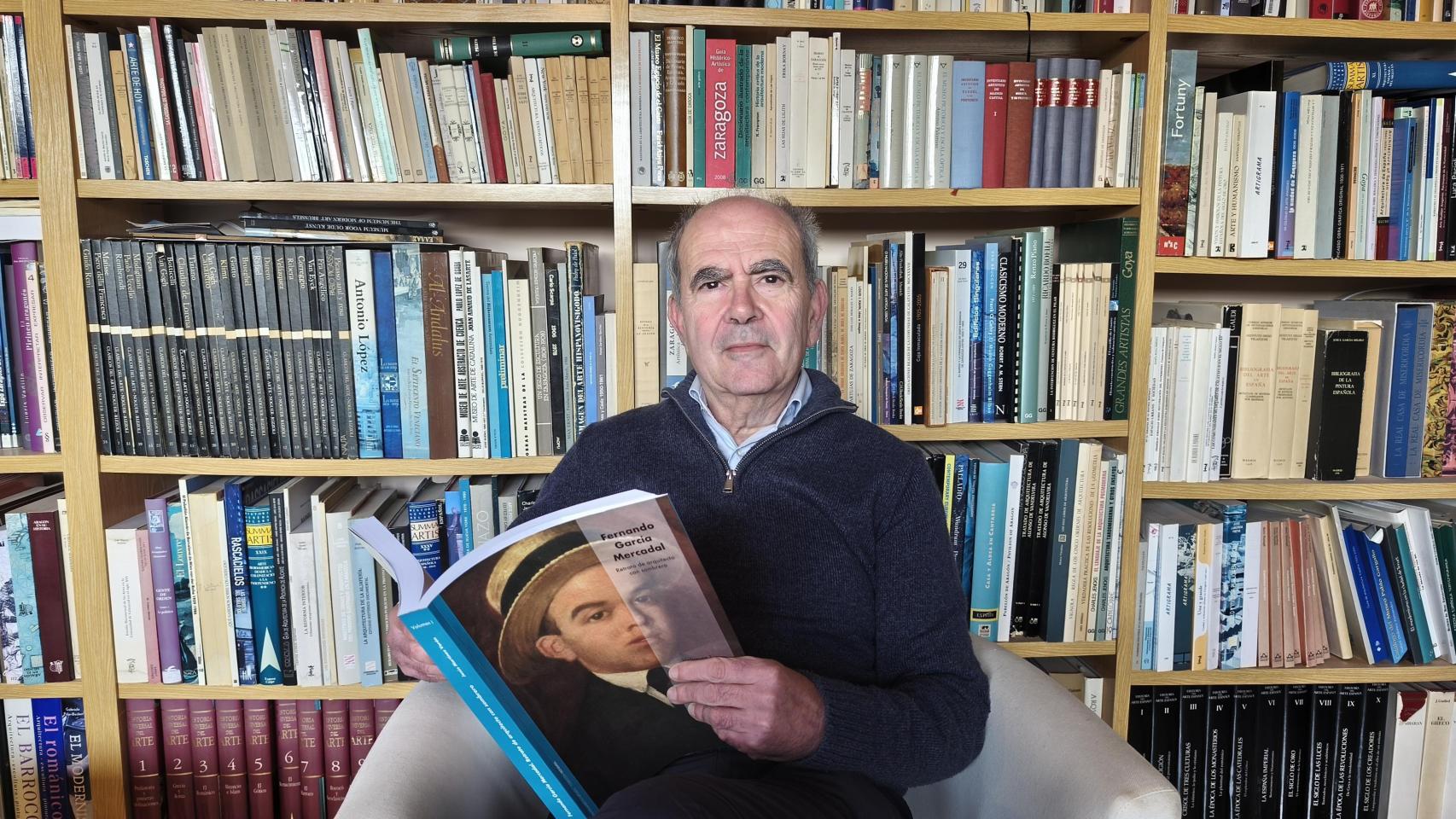 Jesús Martínez, historiador y escritor, con su trabajo de García Mercadal.