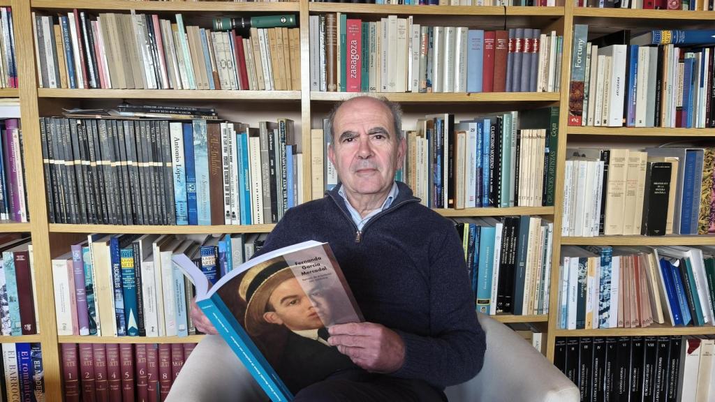 Jesús Martínez, historiador y escritor, con su trabajo de García Mercadal.