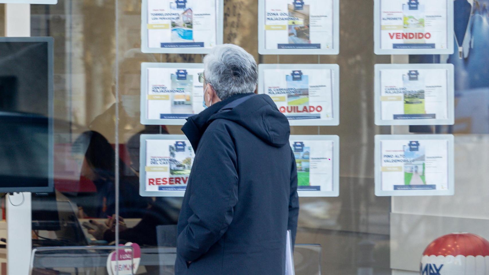 Una oficina de empresa inmobiliaria.