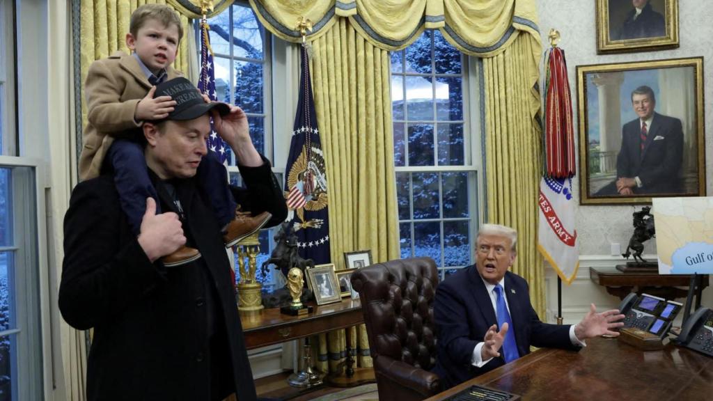 Elon Musk con uno de sus catorce hijos en la Casa Blanca.