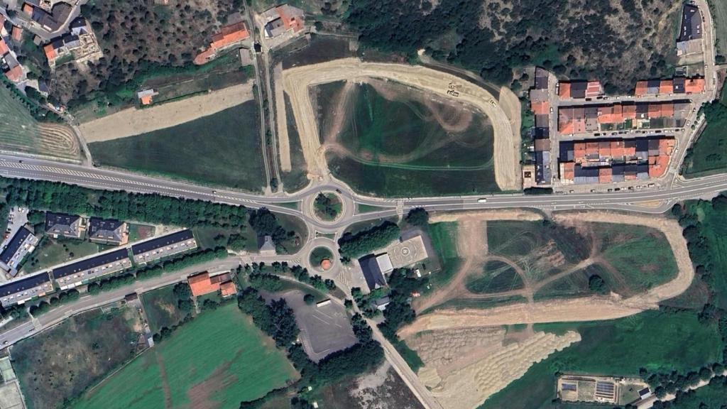 La glorieta sobre la N-260 que da acceso a las dos zonas del plan urbanístico